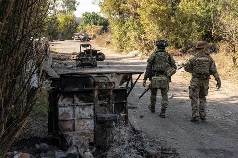 Anggota Briged Mekanis Berasingan ke-93 ‘Kholodnyi Yar’ Ukraine melakukan rondaan di bandar Druzhkivka, wilayah Donetsk, timur Ukraine, pada 12 September 2026, sedang perang Russia-Ukraine berterusan. Indonesia kini menyiasat dakwaan Ukraine bahawa sekurang-kurangnya lapan warga Indonesia telah direkrut menyertai tentera Russia, dengan seorang individu yang dipercayai sudah menyertai angkatan itu dilaporkan menghubungi Kementerian Luar Indonesia melalui WhatsApp.
