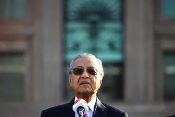 UCAPAN BERI SEMANGAT: Dr Mahathir berucap kepada pegawai awam di Putrajaya pada 21 Mei. 