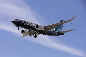 DIUJI DAN DIANGGAP SELAMAT: Sebuah pesawat Boeing 737 MAX mendarat di Lapangan Boeing di Seattle, Washington, setelah penerbangan ujian pada 29 Jun tahun lalu. - Foto REUTERS