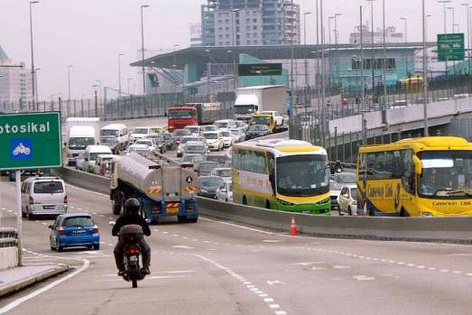 LANCAR: Keadaan lalu lintas di Koswe menuju Ke Johor Bahru sekitar 9 pagi semalam agak lengang. Bagaimanapun, lalu lintas masuk Singapura agak sesak. - Foto TUKIMAN WARJI