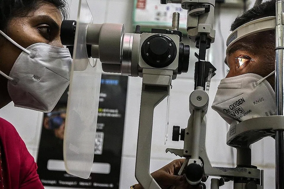 DISYAKI DISERANG PENYAKIT KULAT HITAM: Seorang doktor (kiri) memeriksa seorang yang disyaki dijangkiti penyakit kulat hitam di hospital di Navi Mumbai, baru-baru ini, - Foto EPA-EFE