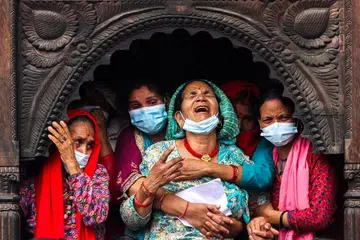 Anggota keluarga Nakul Sharma, 36 tahun, berkabung ketika upacara pembakaran mayatnya di kawasan Kuil Pashupatinath di Kathmandu, Nepal, pada 1 September 2026. Beliau terkorban dalam banjir besar dan tanah runtuh yang melanda Nepal pada 26 Ogos. Lebih 1,000 mayat telah ditemukan, manakala ribuan lagi masih hilang seminggu selepas bencana yang memusnahkan kampung dan prasarana di kawasan Himalaya itu.