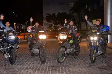 GHAIRAH MULAKAN PERJALANAN: (Dari kiri) Encik Reza, Encik Amin, Encik Edi dan Encik Alfi Duran Latiff antara tujuh penunggang motosikal yang bertolak ke selatan Thailand pada Rabu malam lalu. 