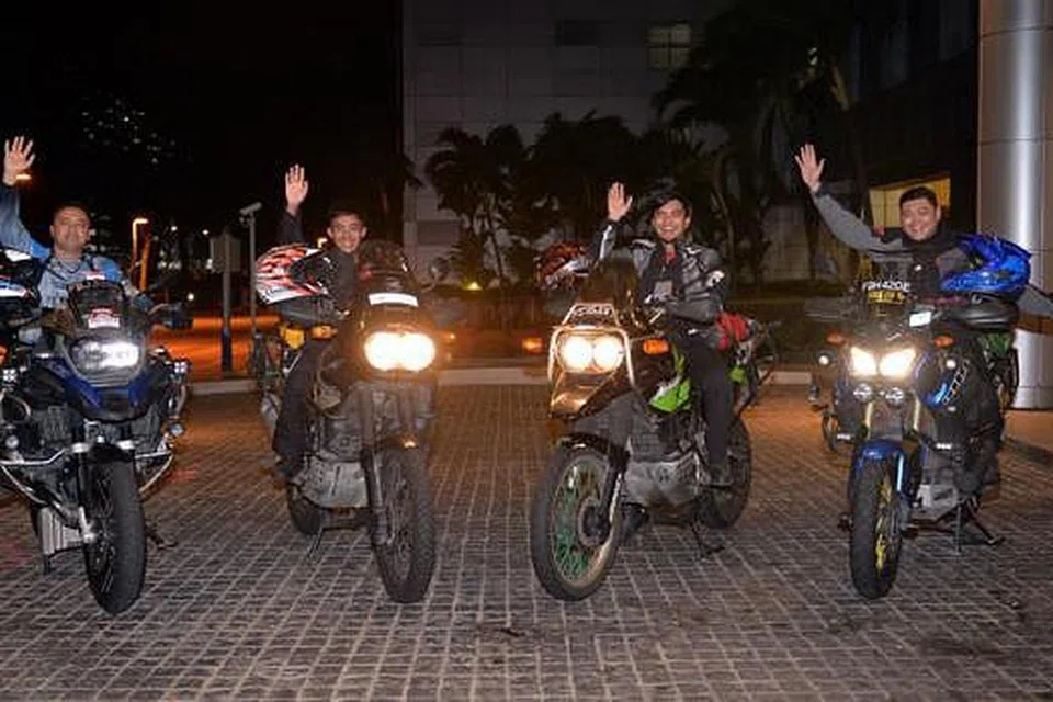 GHAIRAH MULAKAN PERJALANAN: (Dari kiri) Encik Reza, Encik Amin, Encik Edi dan Encik Alfi Duran Latiff antara tujuh penunggang motosikal yang bertolak ke selatan Thailand pada Rabu malam lalu. 