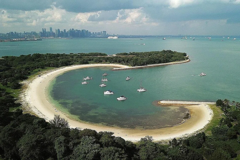 SANTAI DI PANTAI: Lebih ramai penduduk Singapura kini berkunjung ke Kepulauan Selatan untuk meneroka dan bersantai. Pulau Lazarus (gambar atas) misalnya menawarkan kawasan pantai sepanjang 700m dan menjadi tempat berkelah dan berlabuh popular kapal layar privet pada hujung minggu. Kalau sebelum tempoh Covid-19 ia kelihatan seperti pulau privet, ada yang mengatakan bahawa ia kini sesibuk Sentosa atau East Coast Park - Foto fail