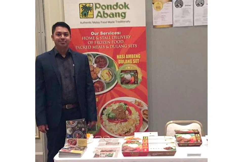 TINGKATKAN PASARAN EKSPORT: Encik Mohd Hasan menyertai ekspo dagangan halal di Tokyo, Jepun, bagi memasarkan produk beku halalnya dan meninjau potensi perniagaan di sana. - Foto PONDOK ABANG