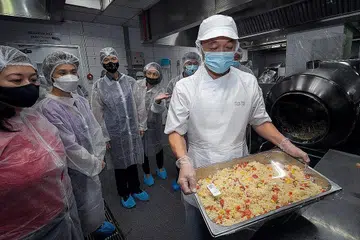 BANTU GUNA DATA: SME yang perlu sokongan untuk memanfaatkan data bagi meningkatkan perniagaan boleh gunakan alat dan panduan Risikan Perniagaan baru. Cik Josephine Teo (tiga dari kiri) semasa lawatannya ke firma khidmat makanan Select Group di Senoko South Road beberapa bulan lalu. - Foto fail ZAOBAO