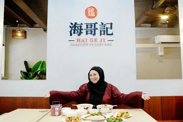 Pengasas Hai Ge Ji dan selebriti, Anna Belle Seri Ayu Francis, menyatukan beberapa konsep mereka di premis lebih besar yang terletak di 69 dan 70 Bussorah Street.