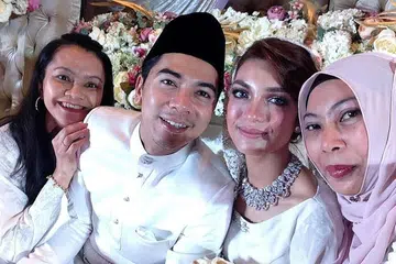 KENANGKAN KERAMAHAN AMAR DAN AMYRA: Peminat dari Singapura, Cik Fauzana (kanan), dan temannya, Cik Wan Radziah Wan Haron (kiri), yang terpaut pada budi baik dan kerendahan hati dramatis Amar dan Amyra, bergegas ke Kuala Lumpur bagi meraikan majlis pernikahan pasangan itu. - Foto ihsan FAUZANA MD SAINAN