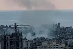 Asap tebal dapat dilihat di ruang udara selepas tentera Israel melancarkan serangan udara di Dahiyeh, bandar pinggir di selatan Beirut.