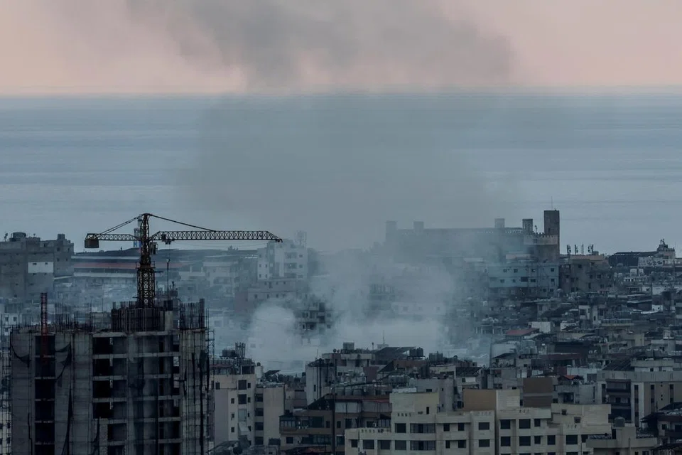 Asap tebal dapat dilihat di ruang udara selepas tentera Israel melancarkan serangan udara di Dahiyeh, bandar pinggir di selatan Beirut.
