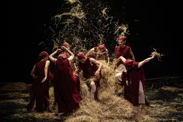 Karya kontemporari ‘Jarum Dalam Jerami’, hasil ciptaan jurutari Indonesia, Hartati, ialah renungan kritikalnya terhadap perubahan landskap politik dan sosial Indonesia, sejak dua dekad lalu, dari 2005 hingga kini.
