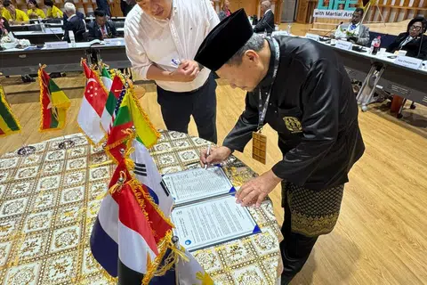 Presiden Persatuan Silat Seni Gayong Naga Bura, Encik Abdullah Hussain (kanan) menandatangani Deklarasi Sokongan Pertubuhan Pendidikan, Saintifik dan Kebudayaan Bangsa-Bangsa Bersatu (Unesco) Fit for Life bagi memupuk kesihatan, kesaksamaan dan keterangkuman melalui seni mempertahankan diri.