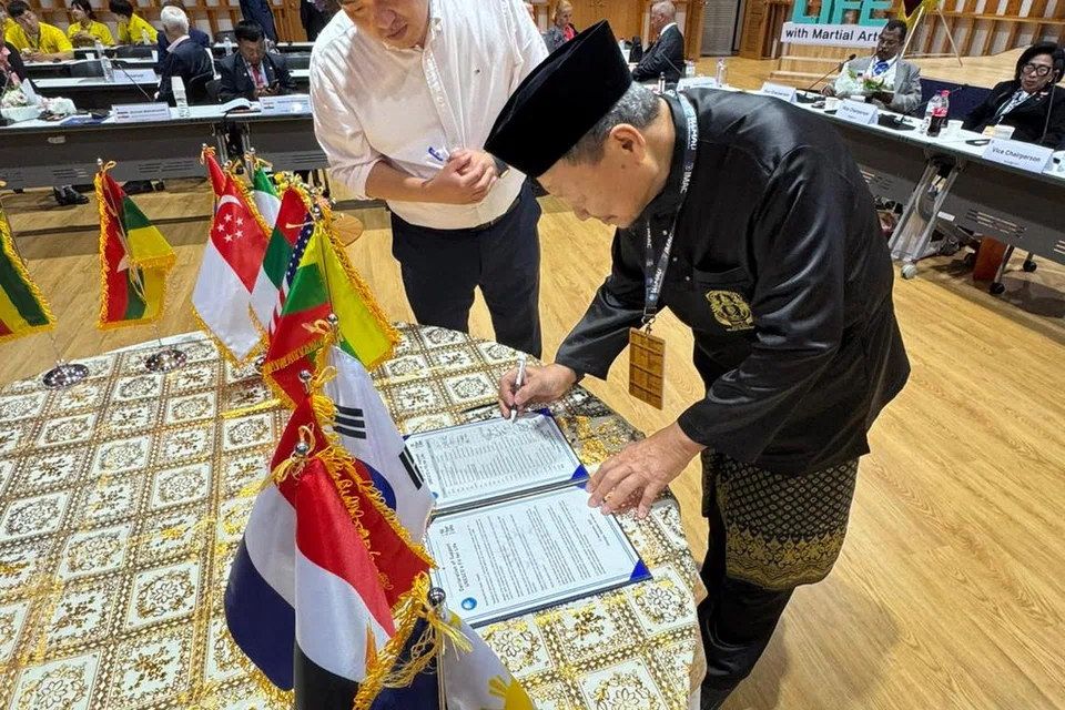 Presiden Persatuan Silat Seni Gayong Naga Bura, Encik Abdullah Hussain (kanan) menandatangani Deklarasi Sokongan Pertubuhan Pendidikan, Saintifik dan Kebudayaan Bangsa-Bangsa Bersatu (Unesco) Fit for Life bagi memupuk kesihatan, kesaksamaan dan keterangkuman melalui seni mempertahankan diri.