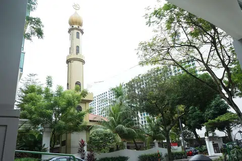 Masjid Omar Kampung Melaka disumbangkan oleh Syed Omar Ali Aljunied, seorang peniaga kaya dari Indonesia yang berasal dari Hadhramaut, wilayah di Yaman.