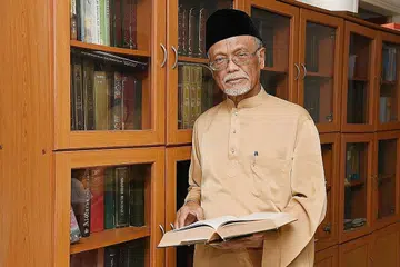 PASUNI MAULAN: Mahu ibu bapa dapatkan ilmu untuk membimbing anak mereka agar agar mempunyai masa depan yang lebih cerah. - Foto fail