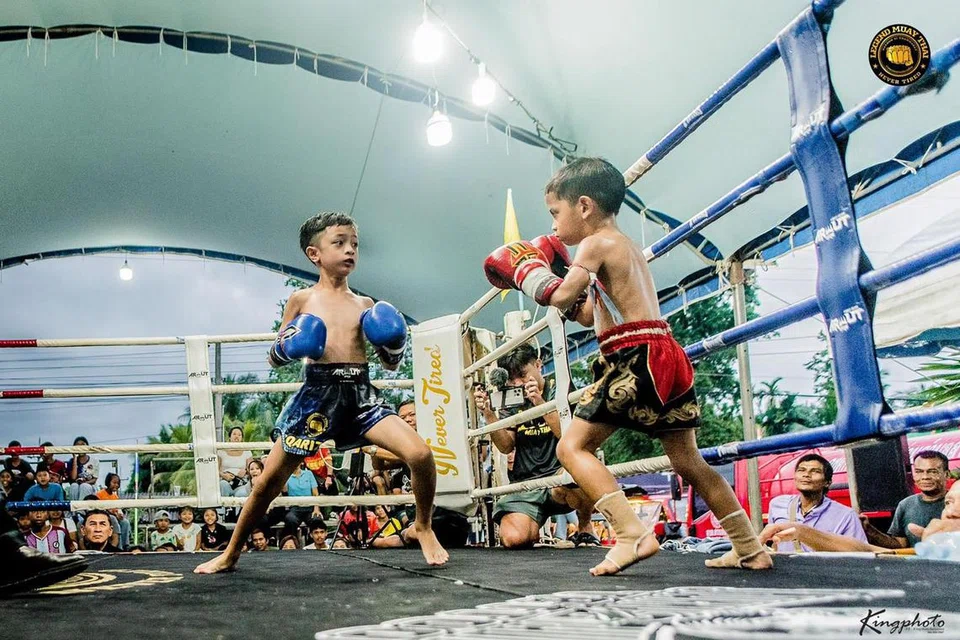 PERTANDINGAN DI LUAR NEGARA: Qarizh Fadel Mohammad Fadeli (kiri) berlawan dengan seteru dari Thailand dalam pertandingan profesional di bandar Nakhon Si Thammarat, selatan Thailand, pada 30 November.