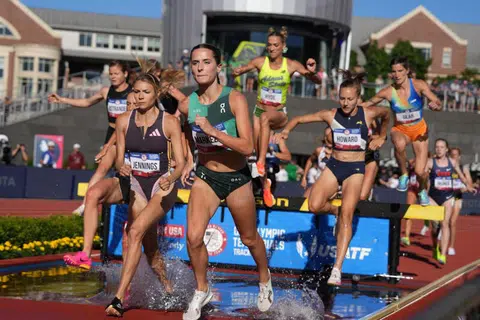 Atlet yang bertanding dalam acara lari berhalangan wanita semasa Percubaan Olimpik Pasukan Amerika Syarikat di Hayward Field pada 24 Jun.