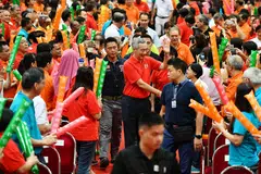 TEMU AKTIVIS BURUH: Perdana Menteri Lee Hsien Loong bertemu pemimpin pergerakan buruh sempena acara rapat Hari Pekerja di Our Tampines Hub kelmarin. - Foto THE STRAITS TIMES