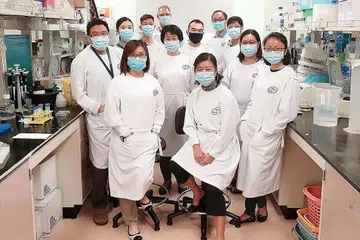 PERTEMUAN BARU: Kumpulan saintis di Makmal Nasional Pertubuhan Sains Pertahanan (DSO) telah menemui lima antibodi yang berpotensi meneutralkan, ataupun menjadikan virus yang menyebabkan Covid-19 tidak berkesan. - Foto MAKMAL NASIONAL PERTUBUHAN SAINS PERTAHANAN (DSO)