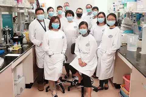 PERTEMUAN BARU: Kumpulan saintis di Makmal Nasional Pertubuhan Sains Pertahanan (DSO) telah menemui lima antibodi yang berpotensi meneutralkan, ataupun menjadikan virus yang menyebabkan Covid-19 tidak berkesan. - Foto MAKMAL NASIONAL PERTUBUHAN SAINS PERTAHANAN (DSO)
