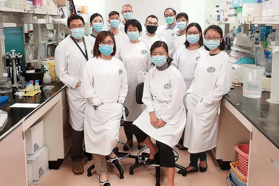 PERTEMUAN BARU: Kumpulan saintis di Makmal Nasional Pertubuhan Sains Pertahanan (DSO) telah menemui lima antibodi yang berpotensi meneutralkan, ataupun menjadikan virus yang menyebabkan Covid-19 tidak berkesan. - Foto MAKMAL NASIONAL PERTUBUHAN SAINS PERTAHANAN (DSO)