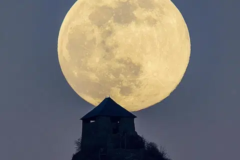 BULAN BESAR: Gambar bulan besar dirakam dari Somoskoujfalu, Hungary. - Foto EPA-EFE