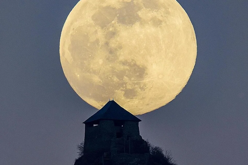 BULAN BESAR: Gambar bulan besar dirakam dari Somoskoujfalu, Hungary. - Foto EPA-EFE