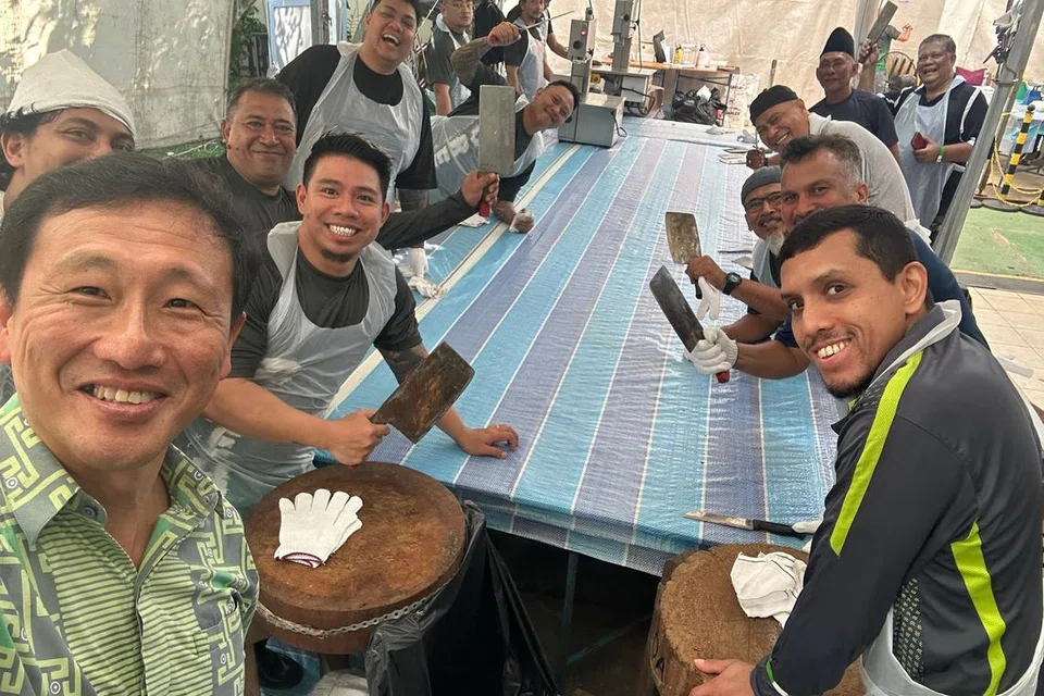 Menteri Kesihatan, Encik Ong Ye Kung, bersama relawan yang mengendali ibadah korban di Masjid Petempatan Melayu Sembawang.