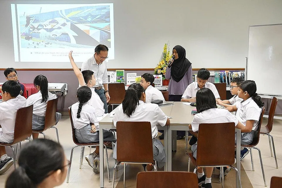 TINGKAT KEMAHIRAN: Golongan pendidik akan mendapat latihan profesional bagi mempersiapkan diri mereka demi memenuhi keperluan pelajar yang berubah. - Foto fail