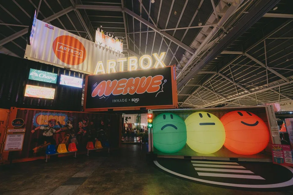 Nikmati makanan jalanan, pengalaman beli-belah dan permainan di Artbox Singapore 2024.