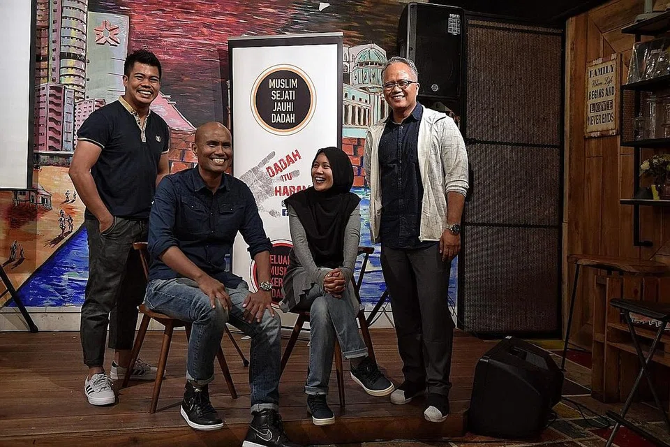 HASILKAN VIDEO: Pembikin filem, (dari kiri) Encik Shaiful Rezal Tajri, Encik Sanif Olek, Cik Dze Adilah Abdul Rahman dan Encik Sujimy Mohamad, menyampaikan mesej 'Dadah Itu Haram' melalui empat video karya mereka yang memaparkan kesan negatif penyalahgunaan dadah. - Foto BH oleh KUA CHEE SIONG