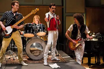 PEGANG WATAK PENYANYI FREDDY MERCURY: Rami Malek dan di tengah (gambar atas) bersama dari kiri Joe Mazzello (John Deacon), Ben Hardy (Roger Taylor) dan Gwilym Lee (Brian May) dalam filem 'Bohemian Rhapsody.'. - Foto TWENTIETH CENTURY FOX