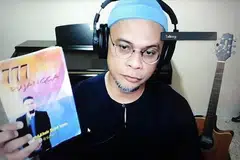 KONGSI ILMU TULIS SENI KATA: Encik Mohd Khair Mohd Yasin memberikan panduan tentang penghasilan lirik daripada sinopsis cerpen dalam Bengkel Penulisan Lirik Lagu Warisan Anak Watan yang dikendalikan dalam Zoom. - Foto ihsan MOHD KHAIR MOHD YASIN