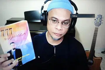 KONGSI ILMU TULIS SENI KATA: Encik Mohd Khair Mohd Yasin memberikan panduan tentang penghasilan lirik daripada sinopsis cerpen dalam Bengkel Penulisan Lirik Lagu Warisan Anak Watan yang dikendalikan dalam Zoom. - Foto ihsan MOHD KHAIR MOHD YASIN