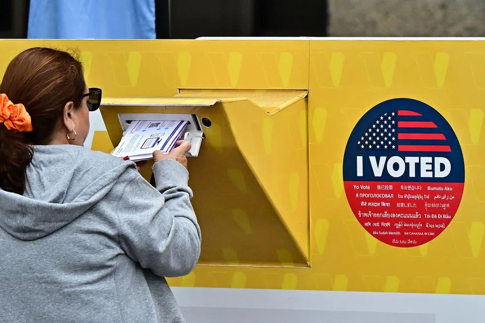 
Seorang wanita membuang undi pada 28 Oktober, dua hari selepas pengundian awal di Daerah Los Angeles bermula. 