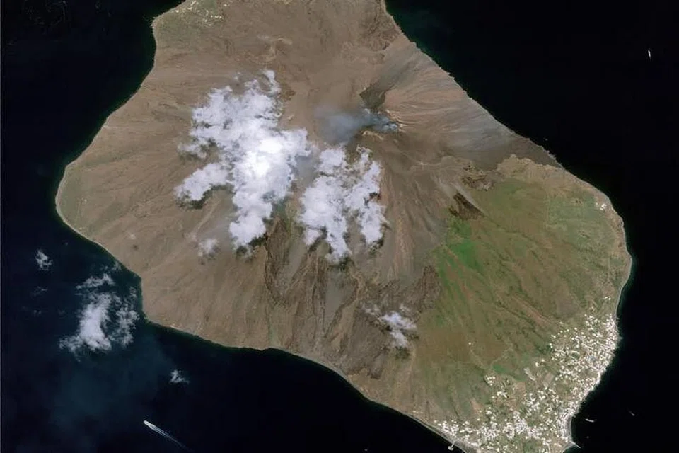 LETUSAN GUNUNG BERAPI: Gunung berapi di pulau Stromboli di Itali meledak dengan kuat pada 3 Julai lalu, menyebabkan destinasi pelancongan popular itu diselubungi abu. Seorang pelancong terbunuh manakala seorang lagi cedera. Gambar ini dipetik setelah gunung berapi itu meledak. - Foto CNES.