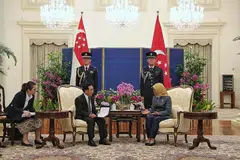 PERTEMUAN DUA PEMIMPIN: Presiden Halimah Yacob bertemu dengan Perdana Menteri Laos, Dr Phankham Viphavanh, di Istana semalam, dengan mereka membincangkan, antara lain, mengenai kerjasama dalam bidang baru seperti tenaga boleh diperbaharui dan kepentingan pembangunan modal insan. - Foto-foto BH oleh KEVIN LIM