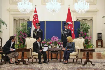 PERTEMUAN DUA PEMIMPIN: Presiden Halimah Yacob bertemu dengan Perdana Menteri Laos, Dr Phankham Viphavanh, di Istana semalam, dengan mereka membincangkan, antara lain, mengenai kerjasama dalam bidang baru seperti tenaga boleh diperbaharui dan kepentingan pembangunan modal insan. - Foto-foto BH oleh KEVIN LIM