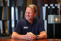 HADAPI MASALAH KECEDERAAN LUTUT: Teddy Sheringham, yang berada di Singapura bagi acara amal anjuran penaja kelab itu, AIA, bertemu pihak media di Hotel Fairmont pada Jumaat lalu. - Foto BH oleh JASON QUAH