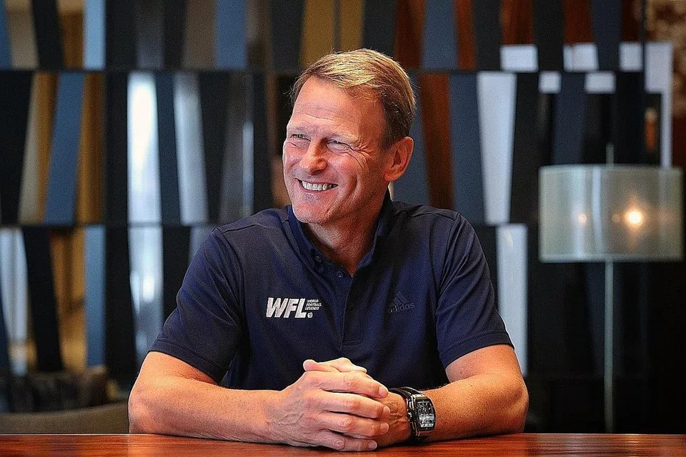 HADAPI MASALAH KECEDERAAN LUTUT: Teddy Sheringham, yang berada di Singapura bagi acara amal anjuran penaja kelab itu, AIA, bertemu pihak media di Hotel Fairmont pada Jumaat lalu. - Foto BH oleh JASON QUAH