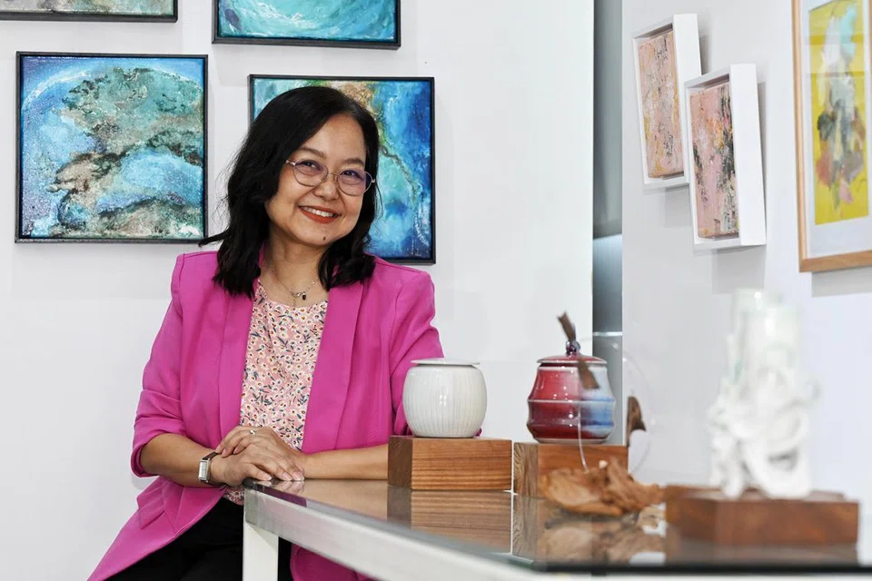 Masturah Sha’ari mempunyai Ijazah Sarjana Muda Sastera dalam jurusan Ekonomi dan Pengajian Melayu dari Universiti Nasional Singapura (NUS), pernah bekerja 10 tahun sebagai pegawai kakitangan awam sebelum melanjutkan pengajian dalam bidang Rekaan Perhubungan di Maktab Seni LaSalle dan pada 2022 dan memperoleh Sarjana dalam Sejarah Kesenian Asia dari Goldsmiths, University of London yang bekerjasama dengan LaSalle.