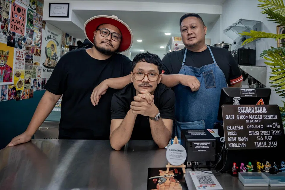 (Dari kiri) Pemilik bersama dan pengarah kedai sandwic, Jack Marzoni’s, Encik Mohd Sharizal Misnin; pemilik bersama dan pengarah kreatif, Encik Redzuan Salleh; serta pemilik bersama dan cef, Encik Mohd Shahrom Misnin. 