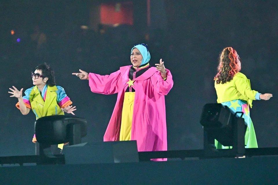 Shiok Sistas muncul dalam ‘Babak 2: Go Beyond the Ordinary’. Ia menampilkan Aidli Mosbit (tengah), yang meraikan budaya popular dan kehidupan harian Singapura, termasuk membawakan medley, ‘Singapore Town – Tapau’, bersama unsur nostalgia daripada lagu tempatan.