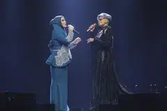 Zehra Zambri (kiri) dan penyanyi undangan, Jaclyn Victor, sudah saling mengenali selama lebih 20 tahun, sejak melibatkan diri dalam peraduan realiti, ‘Malaysian Idol’, pada 2004.