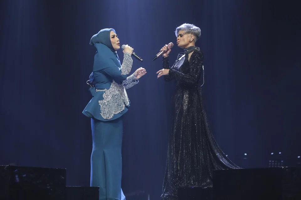 Zehra Zambri (kiri) dan penyanyi undangan, Jaclyn Victor, sudah saling mengenali selama lebih 20 tahun, sejak melibatkan diri dalam peraduan realiti, ‘Malaysian Idol’, pada 2004.