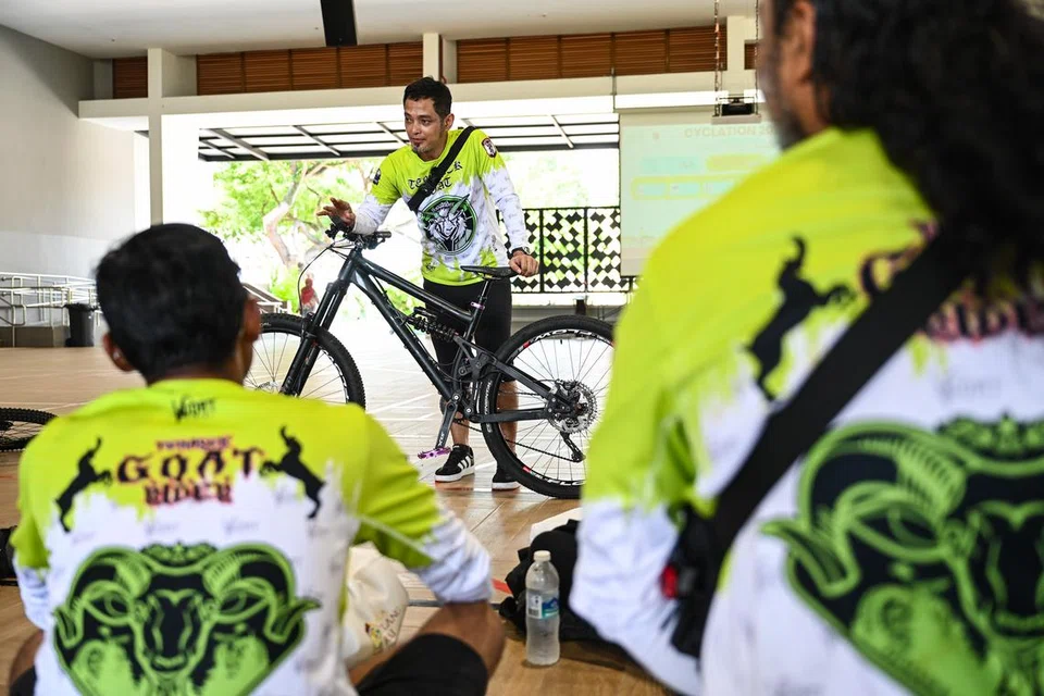 Pentadbir kanan bagi kumpulan berbasikal tempatan, Temasek Goat Riders, Encik Mohammad Faisal Hassan (tengah), teruja dapat bekerjasama dengan Wisma Geylang Serai (WGS) bagi acara Cyclation 2025: Jom Berbasikal! pada 25 Mei.