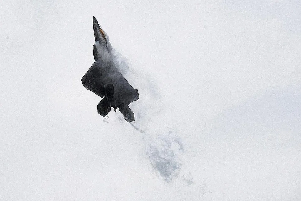 BERKESAN SEMASA BERTEMPUR: Jet pejuang F-22 Raptor Angkatan Udara Pasifik Amerika Syraikat melakukan manuver 'J-roll' di mana ia seolah-oleh terhenti di udara dan berputar balik menghadap bumi semasa Pertunjukan Udara Singapura. - Foto REUTERS