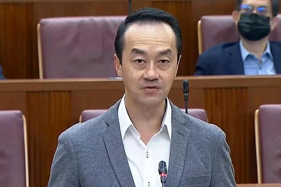 PILIHAN TERAKHIR: Dr Koh Poh Koon berkata jika warga tua menghadapi keperluan penjagaan, meletak mereka di rumah jagaan (kiri), harus menjadi jalan terakhir bagi mereka. - Foto fail