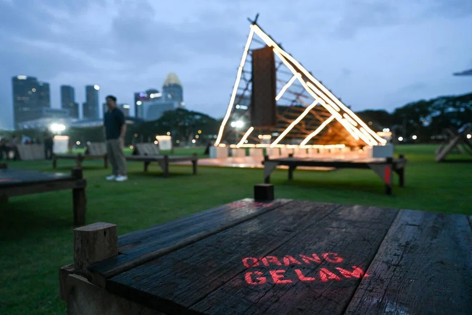 Seni pemasangan Rumah Laut yang terletak di Padang menampilkan sebuah binaan arca berskala besar. Seni ini menonjolkan bahan-bahan tradisional yang lazim digunakan oleh Orang Laut.